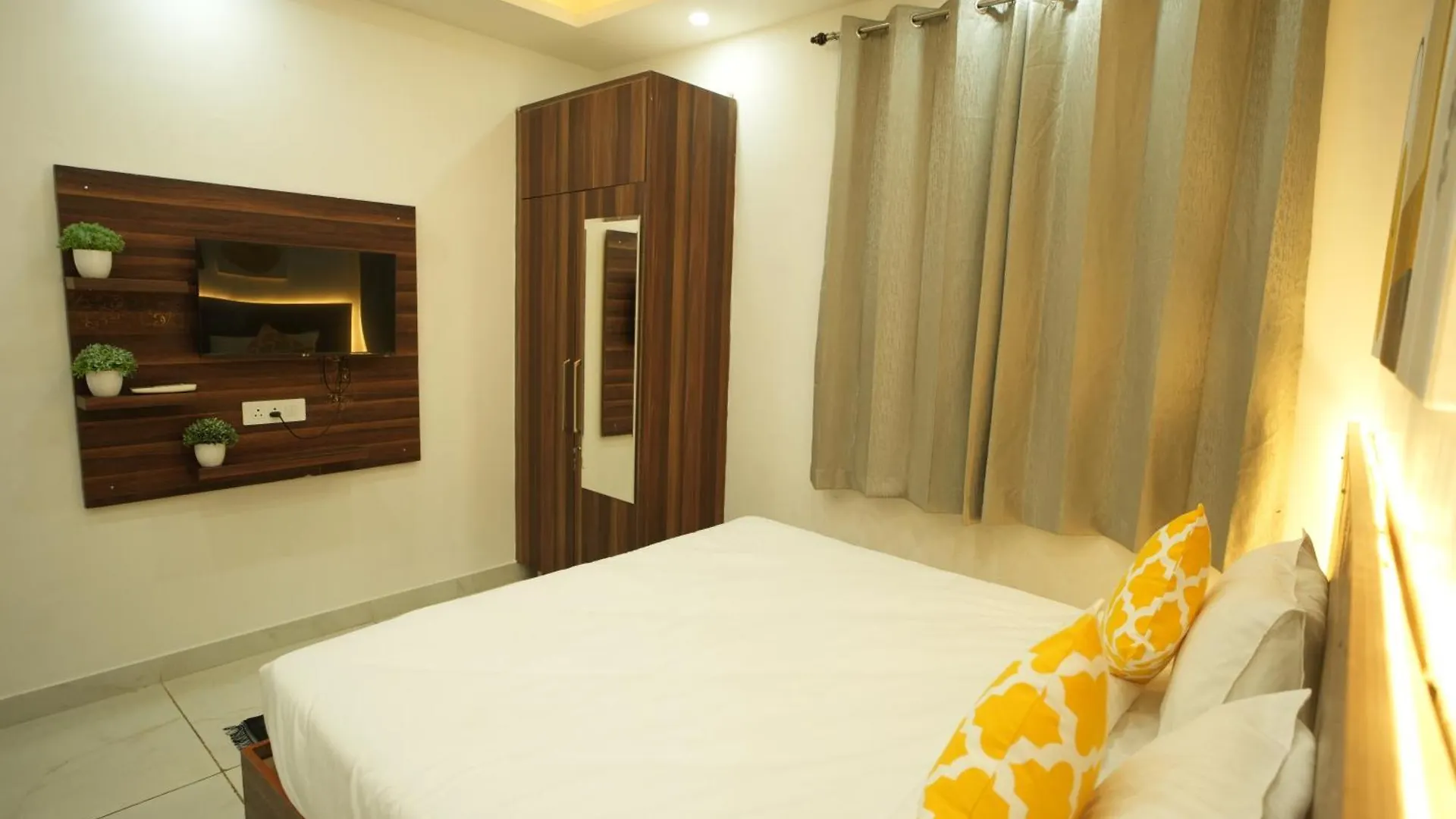 ***  The Empire Corporate Studio Hotel Sector 43 ,Golf Course Road , One Horizon Center Gurgaon Hindistan