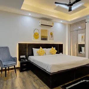 3* Hotel The Empire Studioz Golf Course Road With Kitchen & Balcony One Horizon Center Paras Hospital Cyber