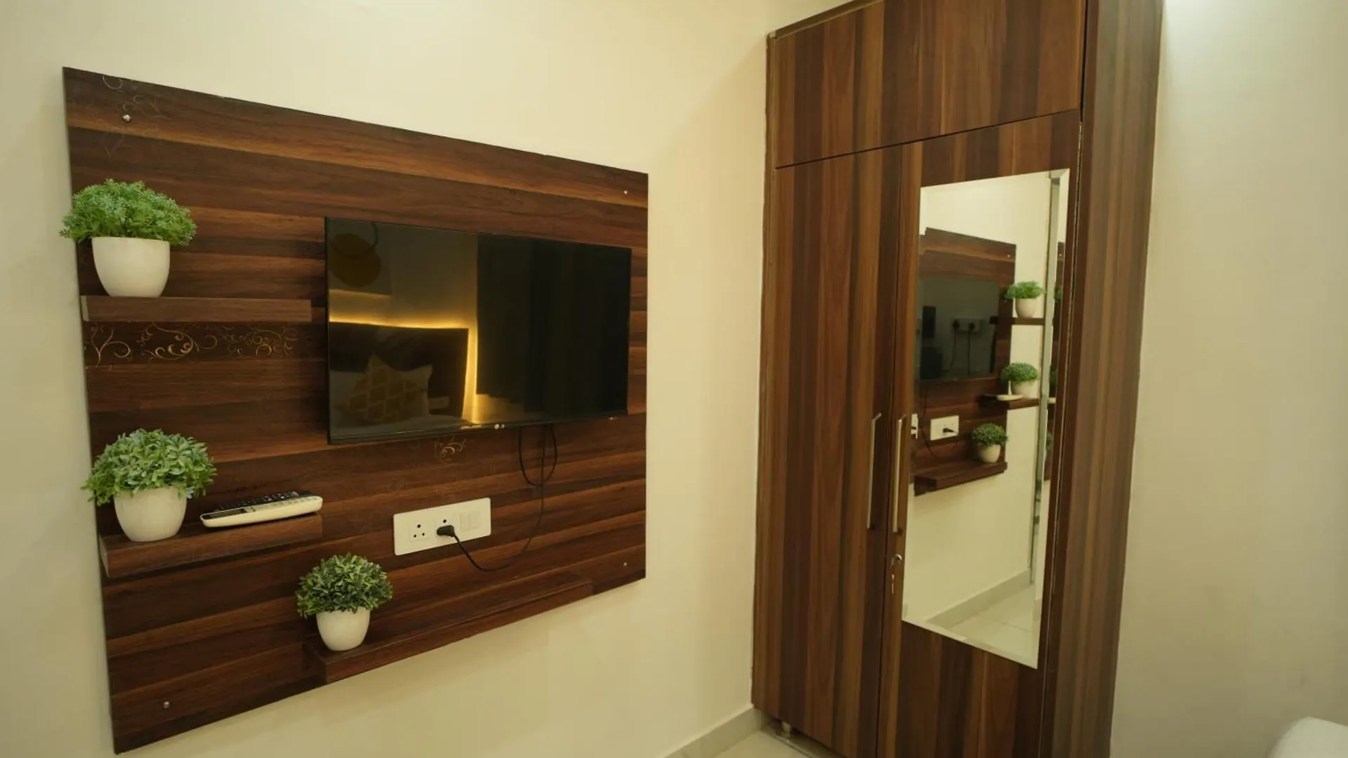 The Empire Corporate Studio Hotel Sector 43 ,Golf Course Road , One Horizon Center Gurgaon 3*,