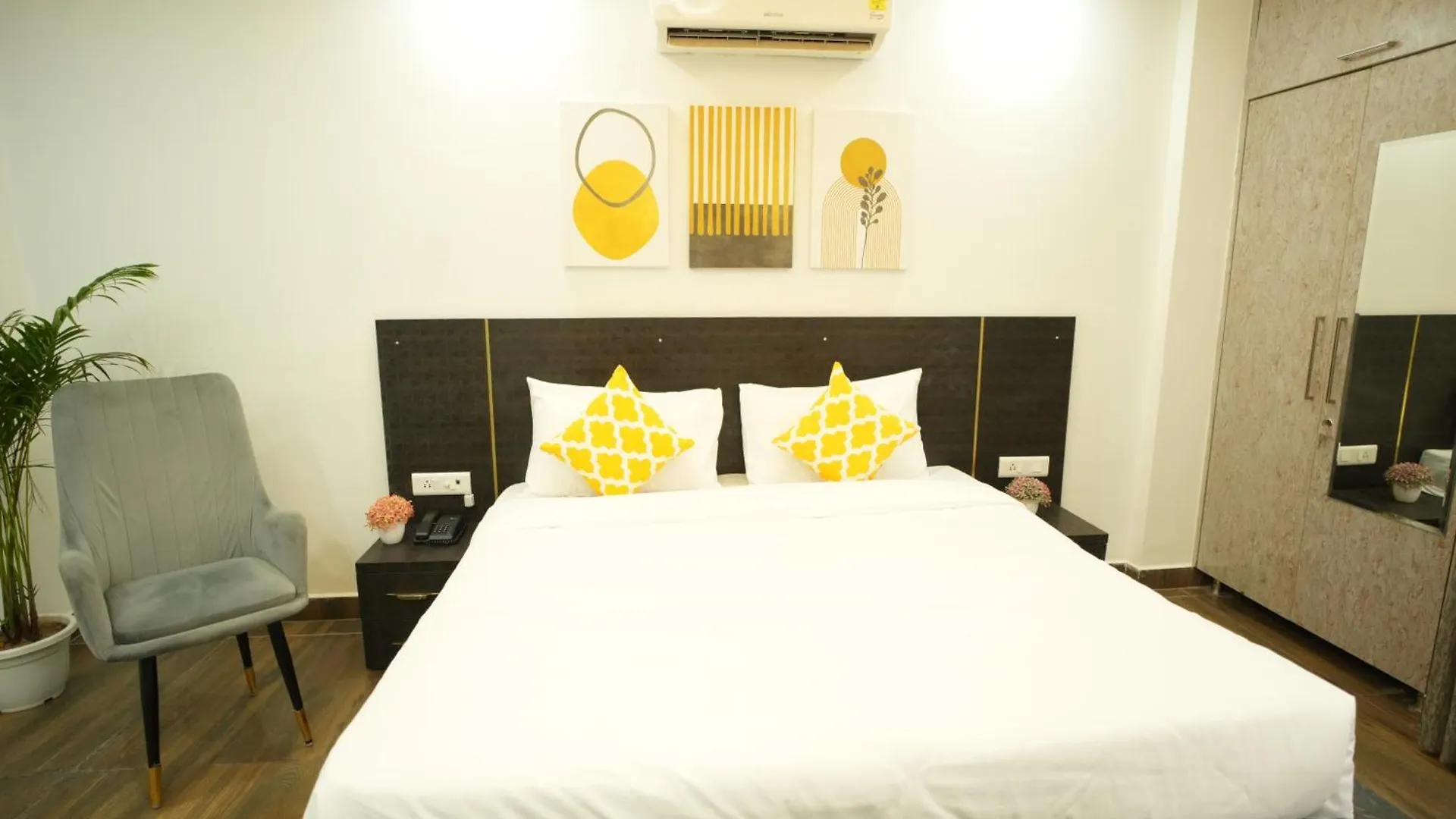 The Empire Corporate Studio Hotel Sector 43 ,Golf Course Road , One Horizon Center Gurgaon 3*,